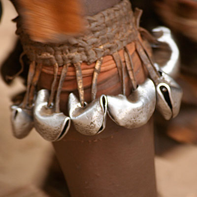 Fotografía de adorno africano sobre pierna