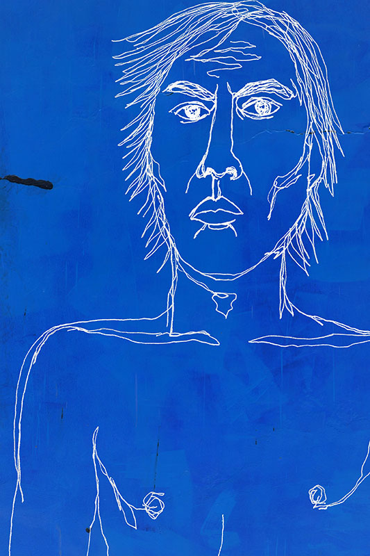 Dibujo con línea blanca del torso de un hombre sobre un fondo de pintura azul.