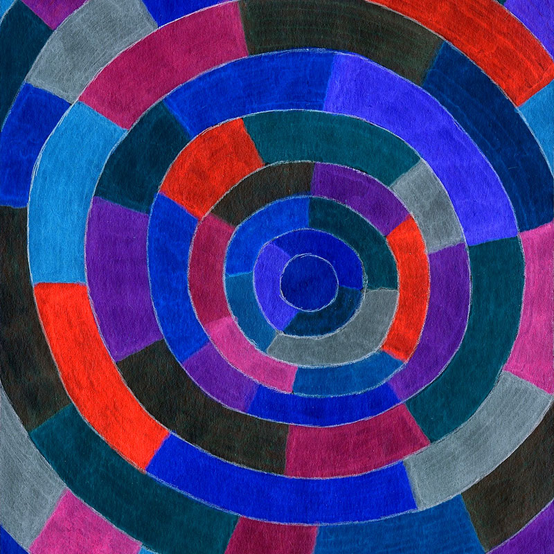 Dibujo abstracto de un laberinto circular con colores oscuros: azules, violetas y rojos.
