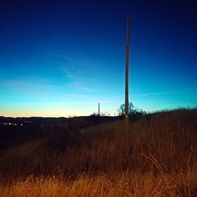 Paisaje hierba amarilla y cielo azul plomizo